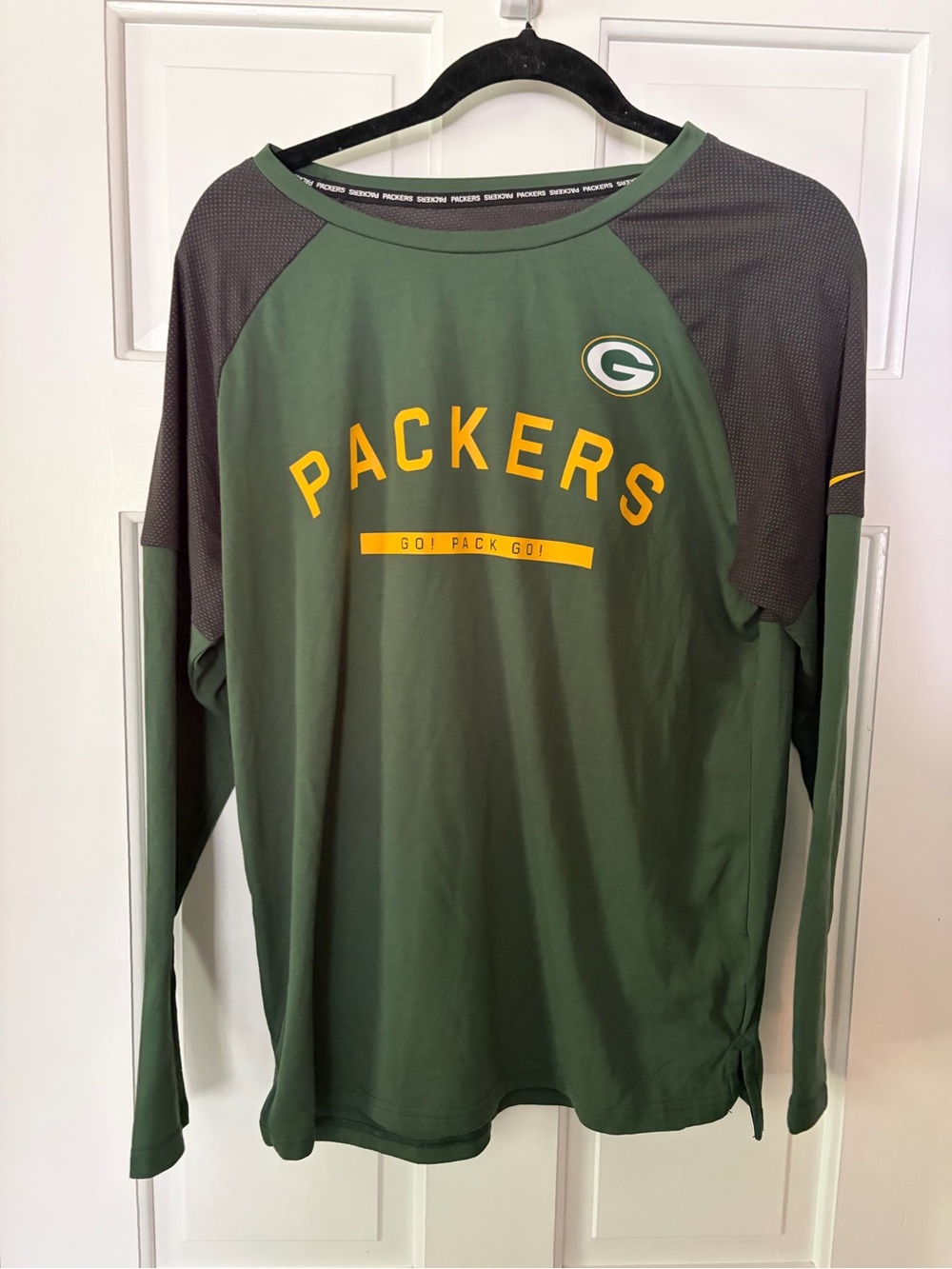 Women’s Nike Dri-Fit Green Long-Sleeve Shirt size Medium